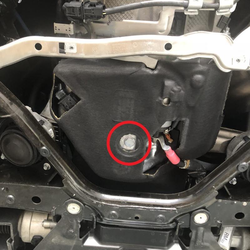 赤く囲ってある位置がドレンプラグです。外してオイルを排出させます。