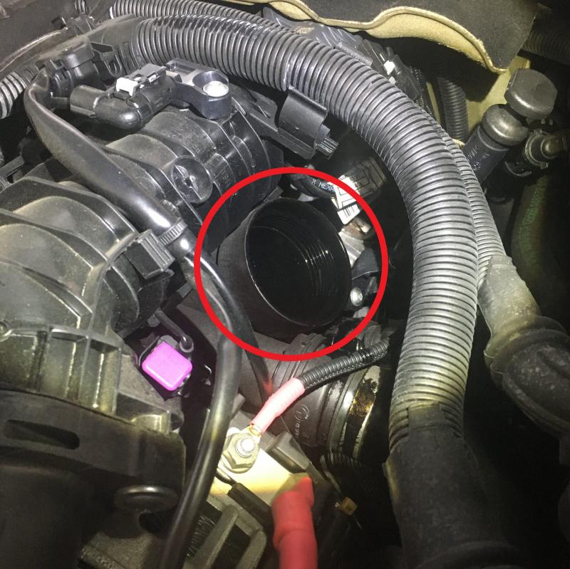 エレメントも外します。場所はエンジンルーム右奥です。