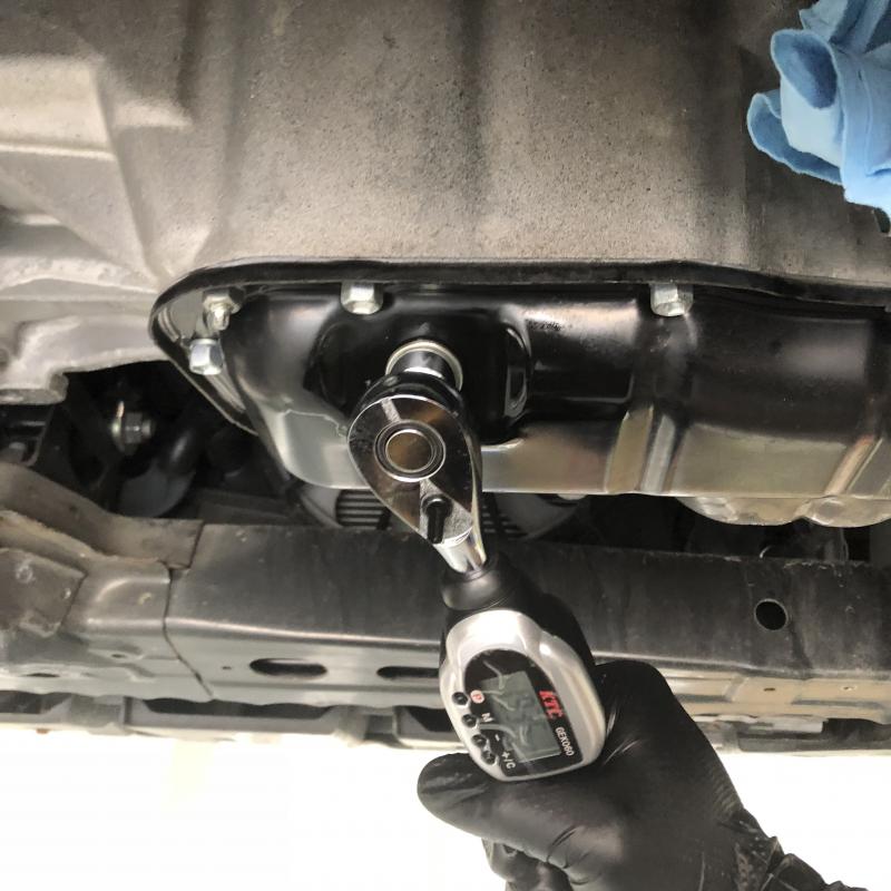 ドレンプラグを締めつけます。