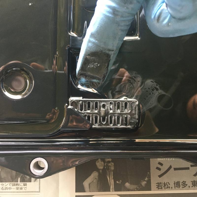 外したオイルパンのマグネット部です。
コンタミレベルは1でしたが鉄粉は出ています。
摩耗が多くなるとトラブルが表面化しますのが、SOD-1はトラブルとなる鉄粉を未然に防ぎます。