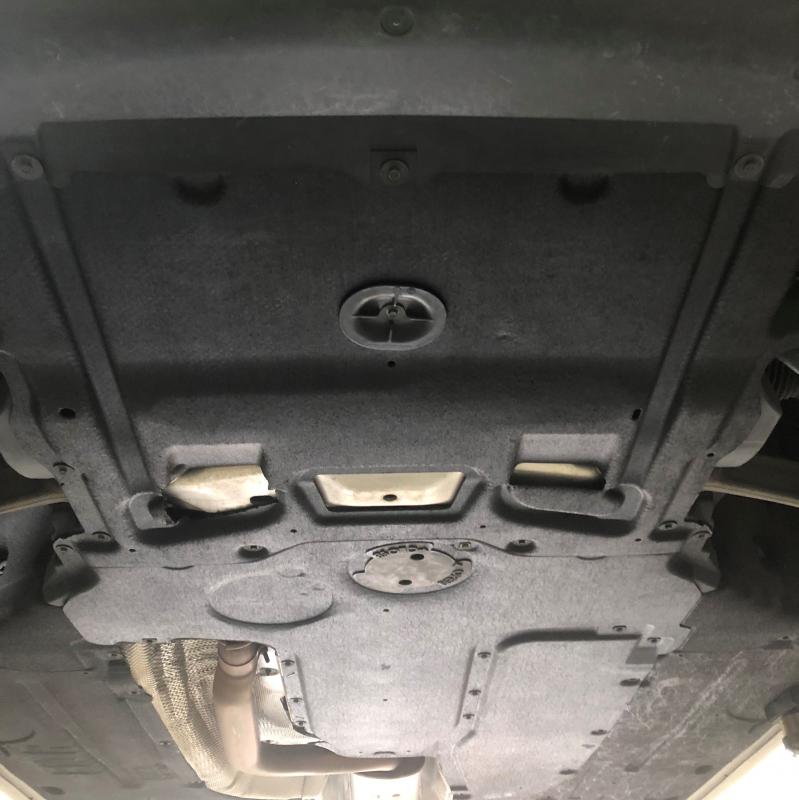 ATフルード交換です。
アンダーカバーを外します。
