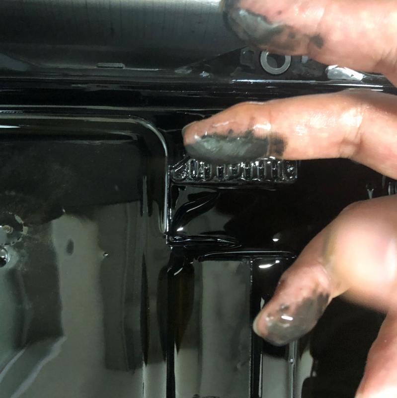 黒いのはマグネットに付着していた鉄粉です。
金属摩耗から出る鉄粉がフィルターを詰まらせトラブルが表面化しますが、
SOD-1Plusを添加することでトラブルの原因となる金属摩耗を抑制します。
