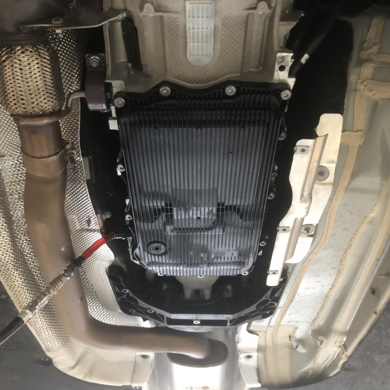 フルード交換をします。
先に抜けた量を注入してから循環交換を行います。
※エンジンをかけた状態