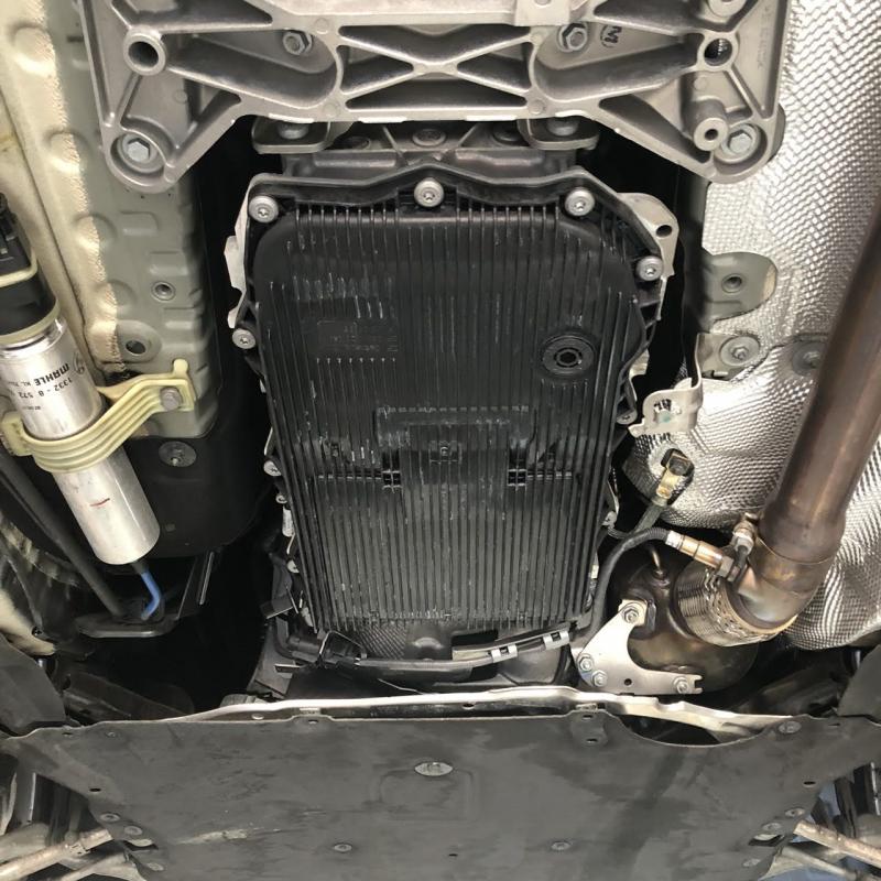 今回は検証も兼ねてATフルードにSOD-1Plusを添加のみ行います。
ミッションオイルパンです。