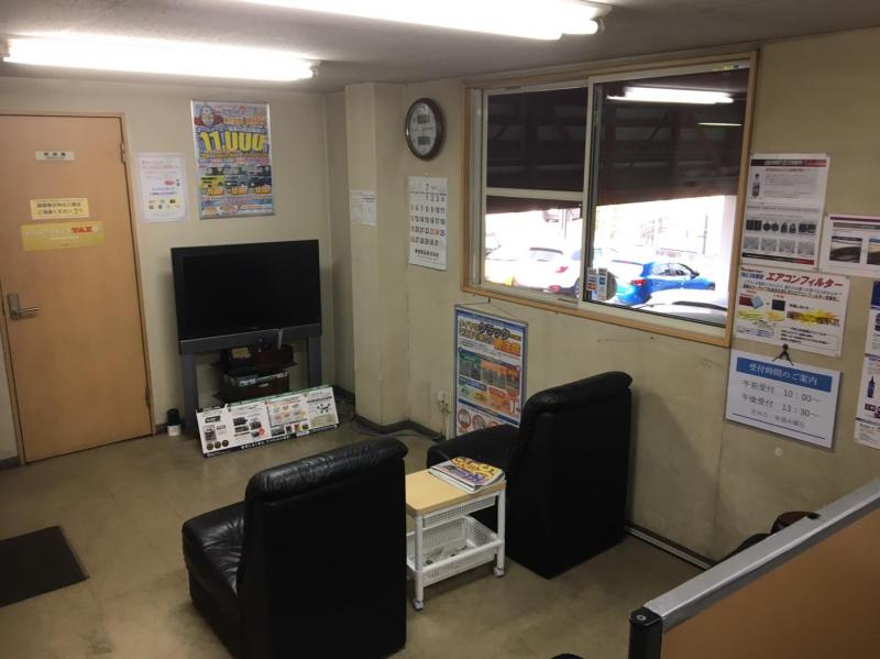 テレビやソファー、快適な待合室がお客様を出迎えて頂けます。