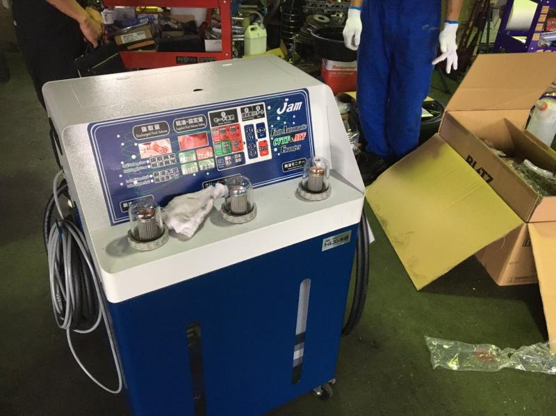 新規に導入した圧送式フルードチェンジャー。作業終了後のSOD-1Plus添加でさらに滑らかな発進加速や変速に。