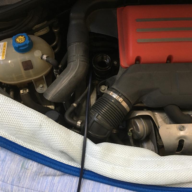 エンジンオイルを抜き取ります。