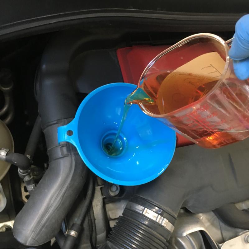 エンジンオイルを注入します。