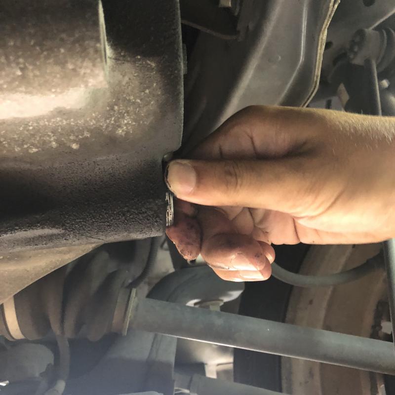 リフィルプラグを外します。