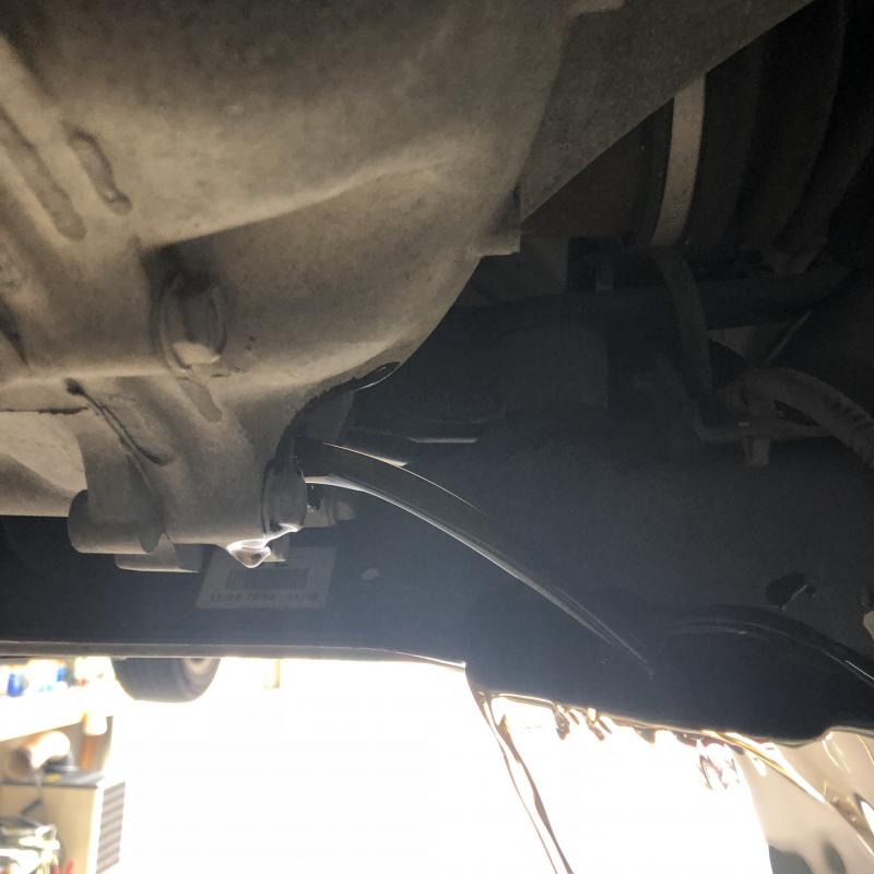 オイルを排出します。
オイルが焦げて強烈な匂をしています。