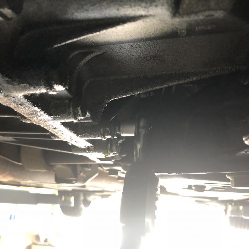 ドレンボルトを取り付けて、トルクをかけて締め付けます。