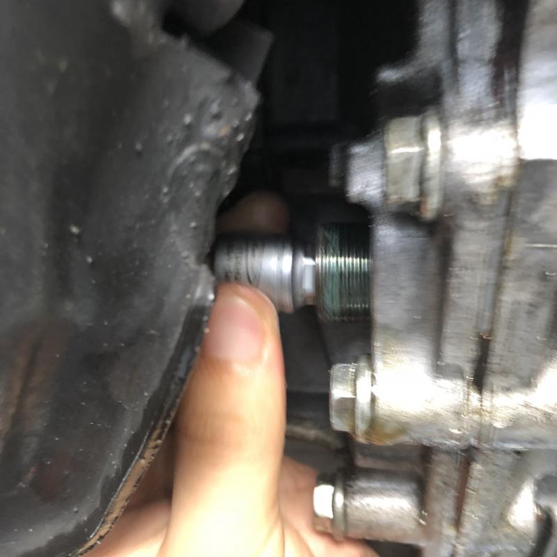 リフィルプラグを取り付け、トルクをかけて終了です。