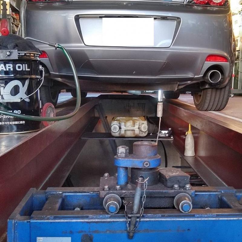 エンジンオイルとデフオイルを抜いています。