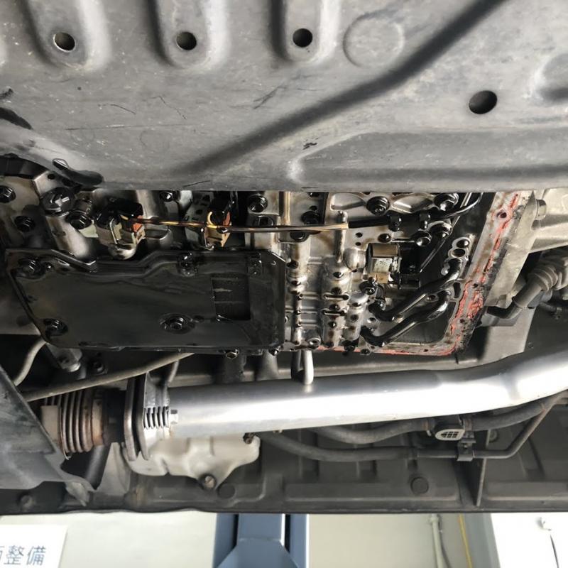 ＡＴパンが外れた所です。ストレーナーの網目がスラッジや鉄粉がびっしり詰まっています。ＡＴ油圧不足からの変速不良であれば改善するのですが・・・。
