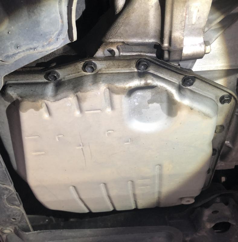 ミッションオイルパンからオイル漏れを確認しました。CVTフルード交換+SOD-1 Plus添加とストレーナー(フィルター)を交換します。
※SOD-1Plusはオイル滲みにも効果があります。