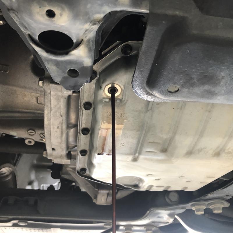 オーバーフローチューブを抜いて再度フルードを抜きます。
オイルパンの中を出来るだけ空にしておけば作業がしやすいです。