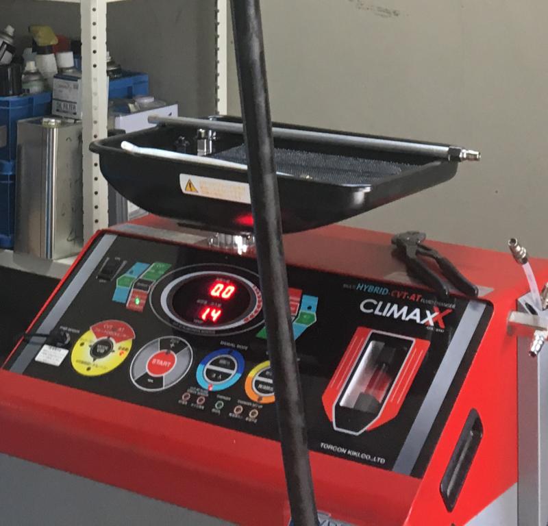 チェンジャーを使いフルード交換をします。
※エンジンをかけた状態　(油温：Pレンジ40℃±5)
