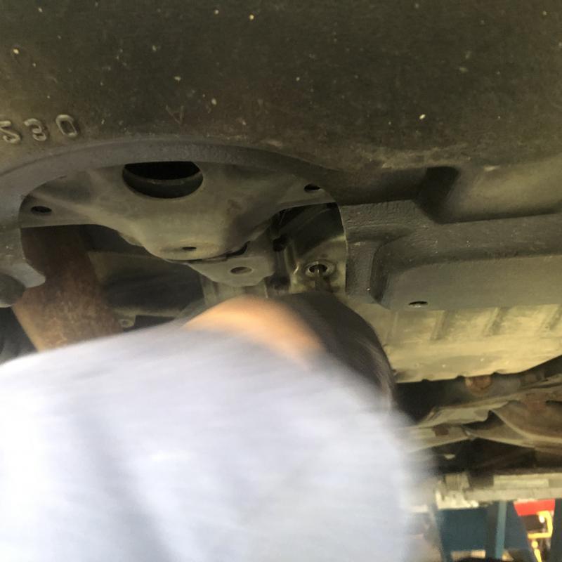 オーバーフローチューブを抜き取ります。
ドレンボルトと同じヘックスタイプで取り外せます。