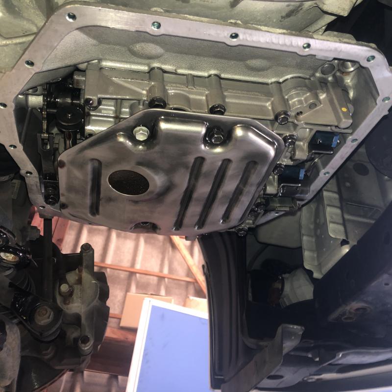 オイルパン脱着とストレーナー交換をします。
