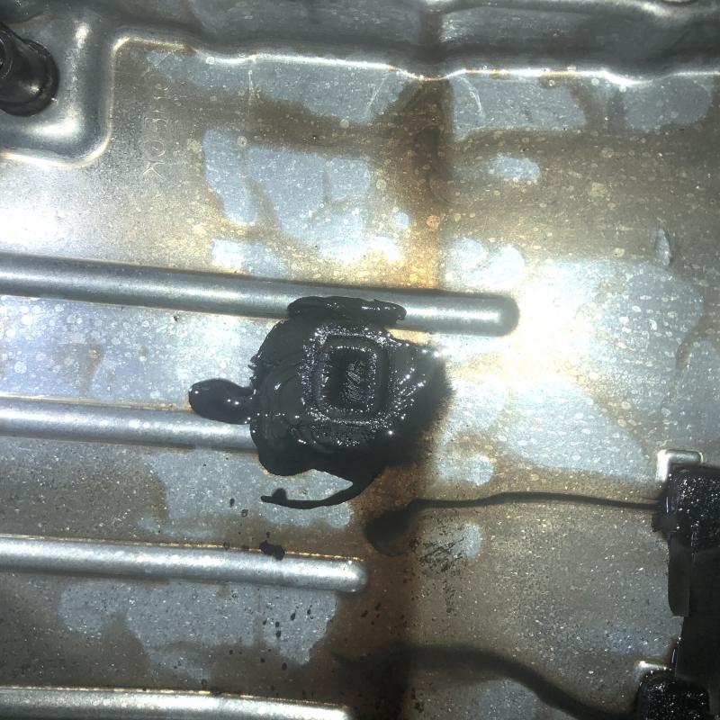 マグネットにかなり鉄粉が溜まっているのが確認出来ます。オイルパン清掃をします。
※SOD-1Plusは金属摩耗予防にも効果的です。