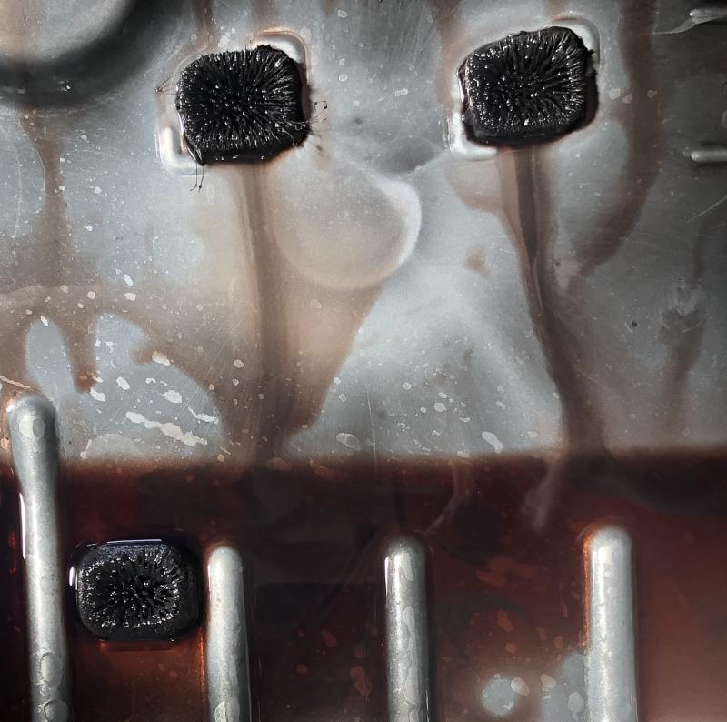 マグネットにかなり鉄粉が溜まっているのが確認出来ます。オイルパン清掃をします。
※SOD-1Plusは金属摩耗予防にも効果的です。