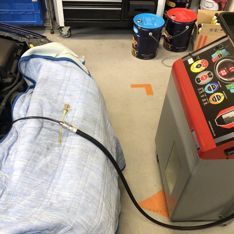 倍量交換(8L×2)を行ないます。
※エンジンをかけた状態　(油温：Pレンジ40℃±5)