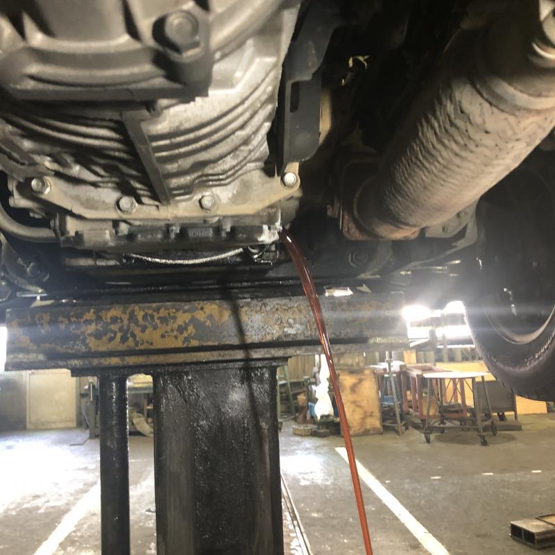 ATFを交換します。
ドレンからオイルを排出します。※一度で排出される量が約2L