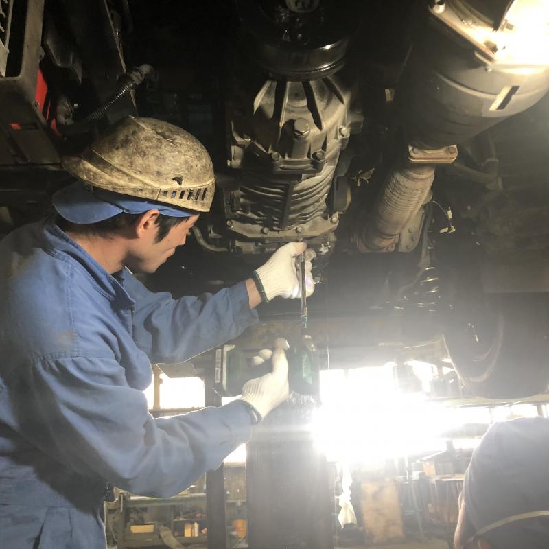 ストレーナー(フィルター)の交換をするためオイルパンの脱着を行います。