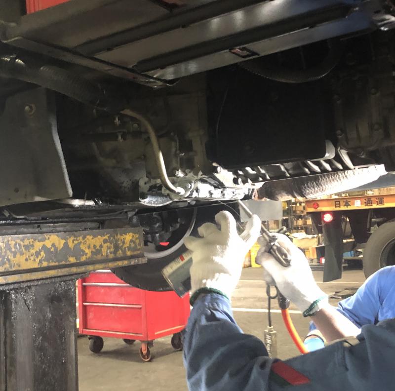 フィルターとオイルパンを取り付けてオイル滲みを確認・清掃します。