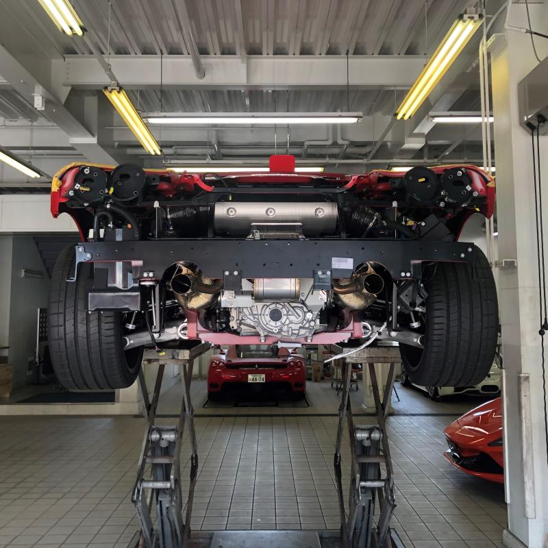 ミッドシップになります。
作業し易いようにリアバンパーを取り外します。