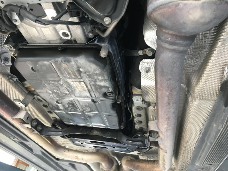 ストレーナーを交換するので先ずはオイルパンを脱着致します。オーバーフロー式なので抜けるオイルは最初になるべく抜いておきます。