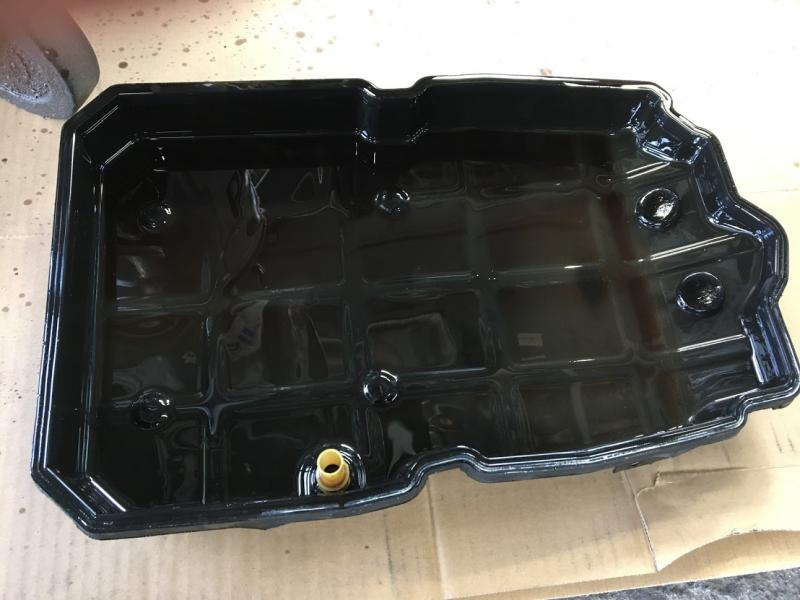 取り外したオイルパンです。手前にあるのがオーバーフローチューブになります。オーバーフローチューブがあることで規定の温度（４０℃±５℃）の際に規定量のオイルが残るようになります。