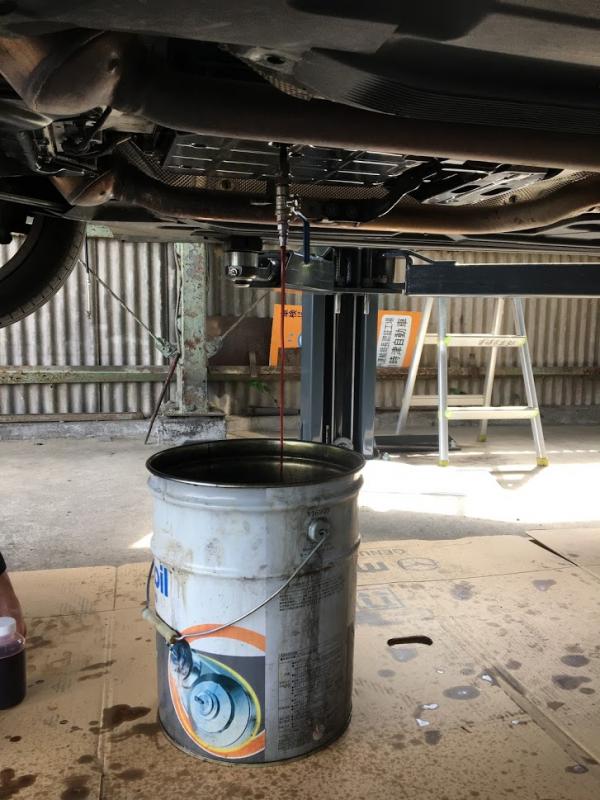 組上げ後に弊社取扱のハンドポンプで規定量補充いたします。最初に４Lほど抜けた分を補充し、エンジンを掛け循環。再度抜き取り、補充。規定量分２Lづつ交換を繰り返します。