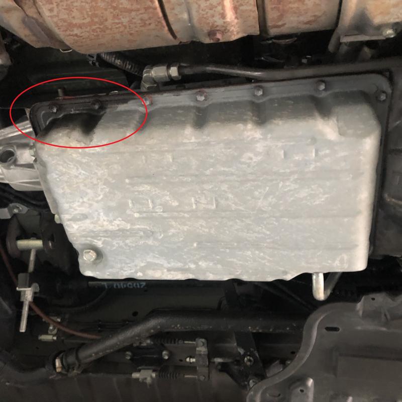 ミッションオイルパンに滲みです。SOD-1Plusは大学研究結果でオイルに添加すると油膜が1.3倍に厚くなり、ゴム・シール等の柔軟性回復する作用によってオイル漏れ・滲みを抑える事が出来ます。
