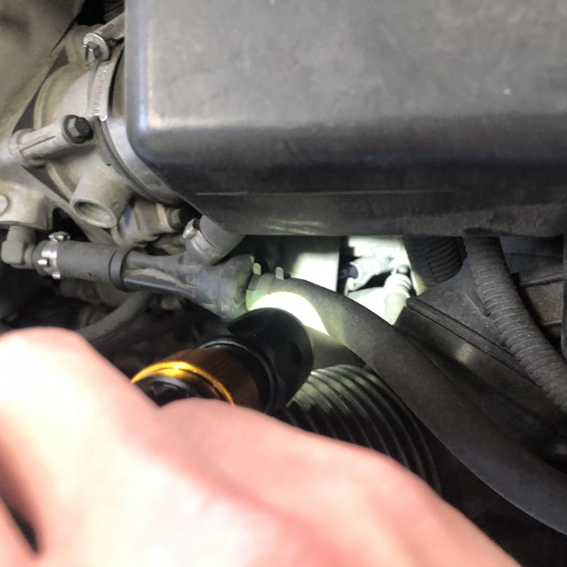 レベルゲージがあるのでチェンジャーを使って交換を行います。