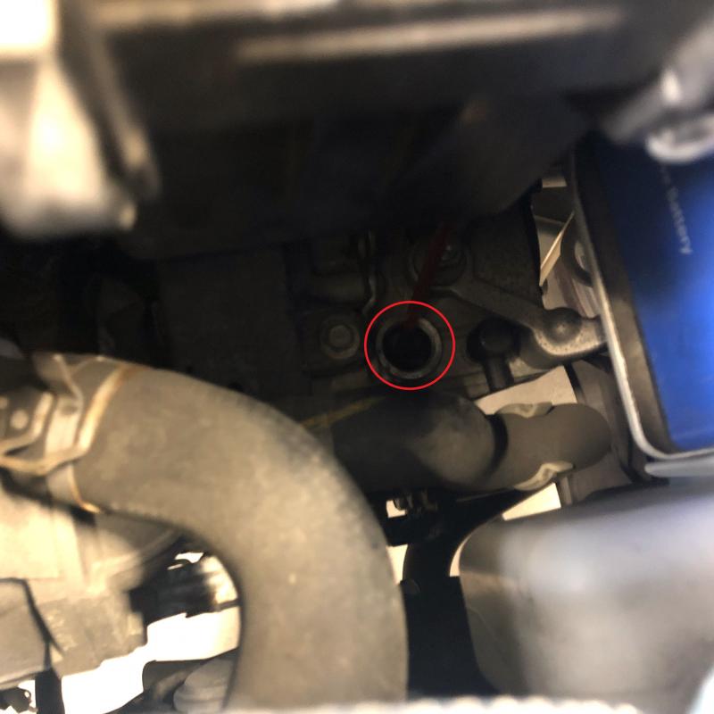 レベルゲージ有車です。
赤マークがゲージ穴です。