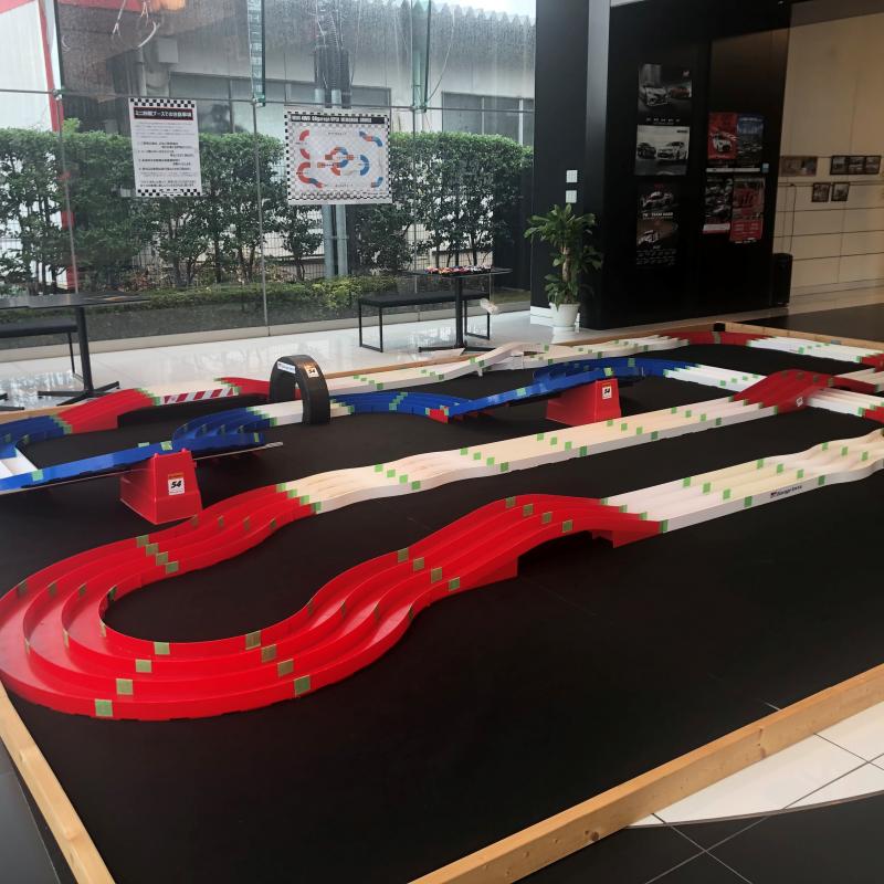 ミニ四駆本格コースも設置しています。休日に親子で楽しんでみてはいかがでしょうか？