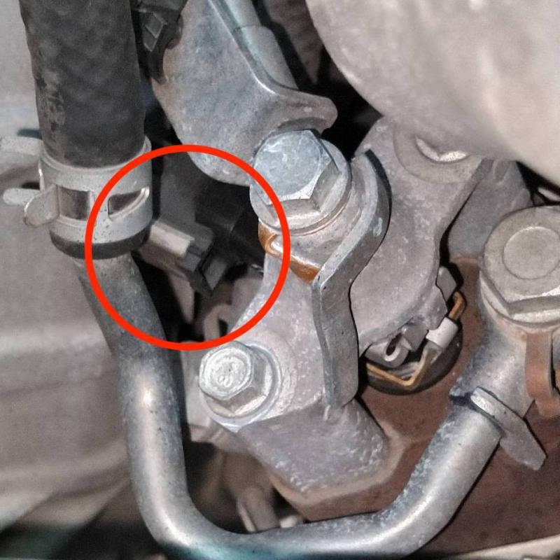 ○再生専用インジェクター
この車種は燃焼室筒内のポスト噴射ではなく、触媒手前に再生専用インジェクターが設置してあるタイプ。