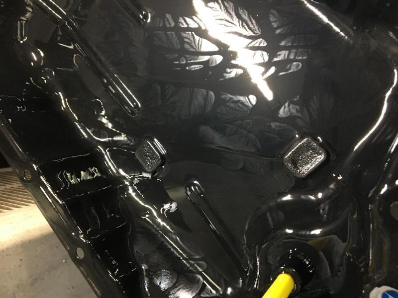 オイルパンには鉄粉が大量に溜まっています。