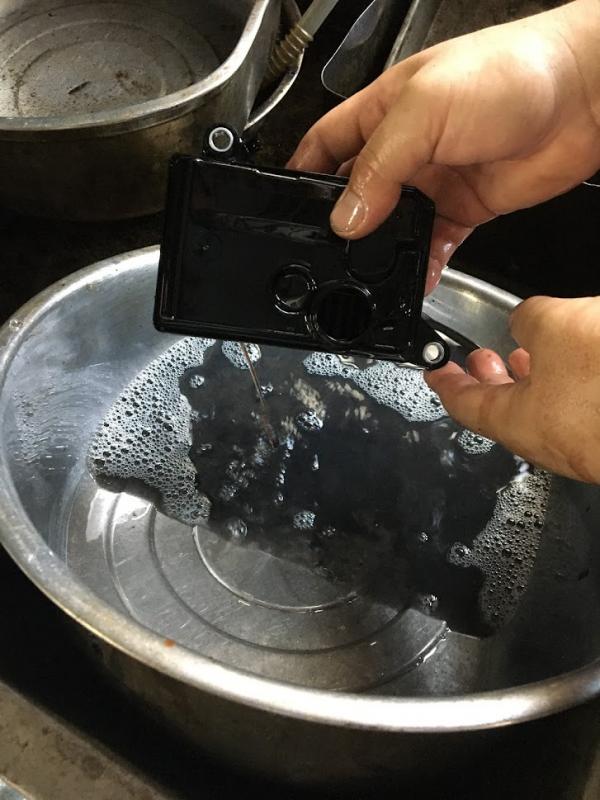 ストレーナーを洗ってみましたが鉄粉が大量に出てきました。洗い油も灰色で濁っておりオイルスラッジのような茶色は無く鉄粉由来の濁りのみでした。