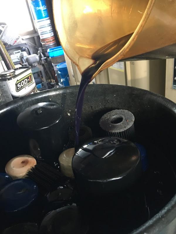 こちらの廃油も。
熱劣化特有の黒っぽく変色したフルードですが、やはり鉄粉でグレーに濁っています。