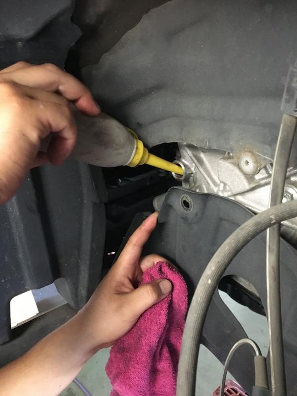 こちらの工場様ではオイラーを使い、助手席側サイドにある、リフィルからの添加を行っています。オイルシリンジやグリースガンを使用しても添加しやすいかもしれません。