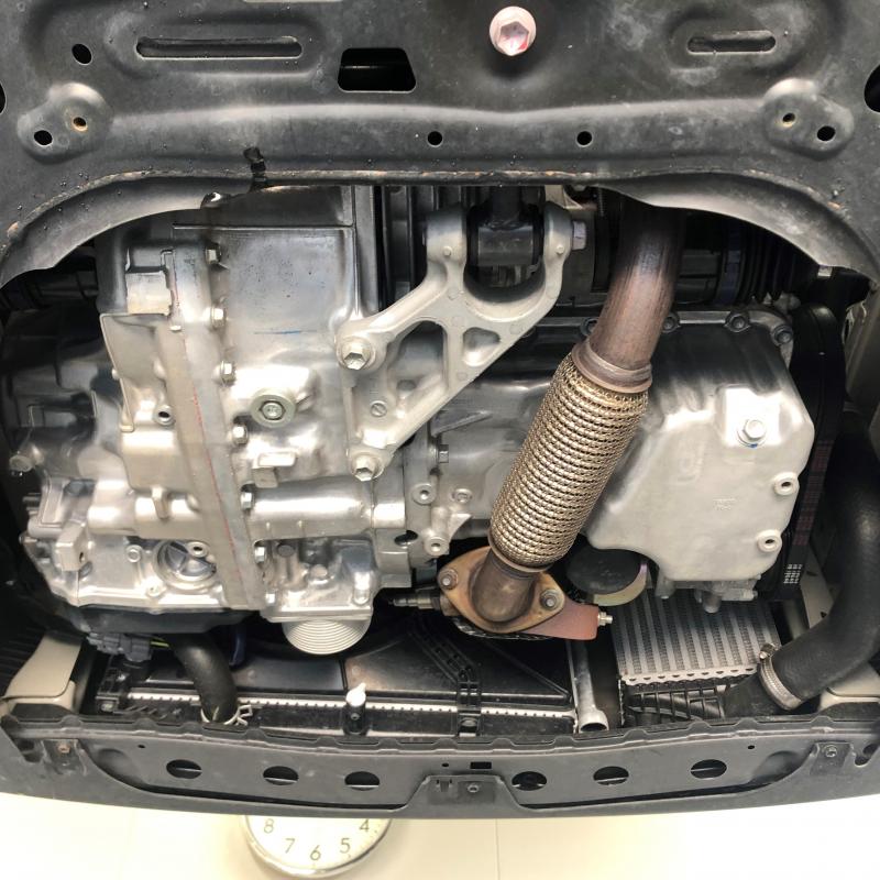 車体下部です。
エンジンオイル交換を行ないます。