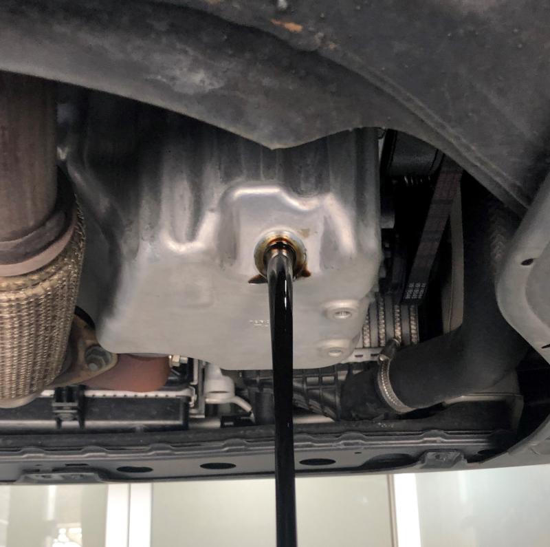 エンジンオイルを排出しています。
かなり汚れているのが確認出来ます。
交換距離は6ヶ月又は5,000km/毎の交換をお勧めしております。

