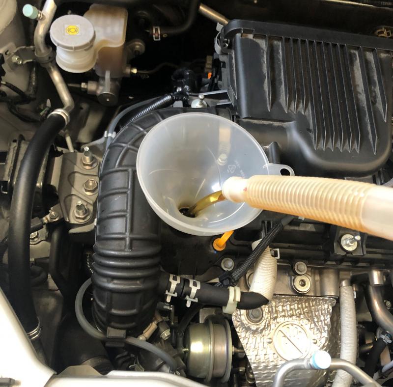 エンジンオイルとSOD-1 Plusを注入します。
SOD-1Plusを添加することで金属摩耗防止、内部洗浄、ゴム・シール類柔軟性回復効果によりオイル由来のトラブルを予防・改善することが出来ます。