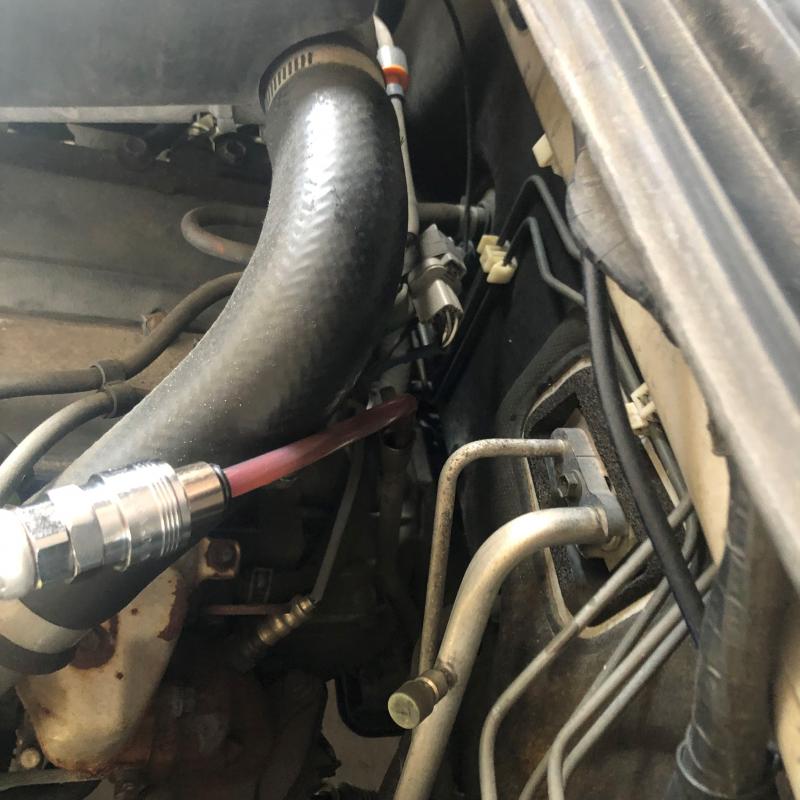 チェンジャーでATF交換を行ないます。
交換距離は2年又は20,000km/毎の交換をお勧めしております。
※エンジンをかけた状態　(油温：Pレンジ40℃±5)