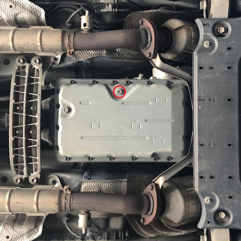 赤マークがオーバーフローチューブ(油量調整)があるドレンボルトです。