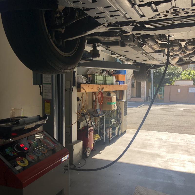 チェンジャーを使ってATF全量交換を行ないます。
交換距離は2年又は20,000km/毎の交換をお勧めしております。
※エンジンをかけた状態　(油温：Pレンジ40℃±5)