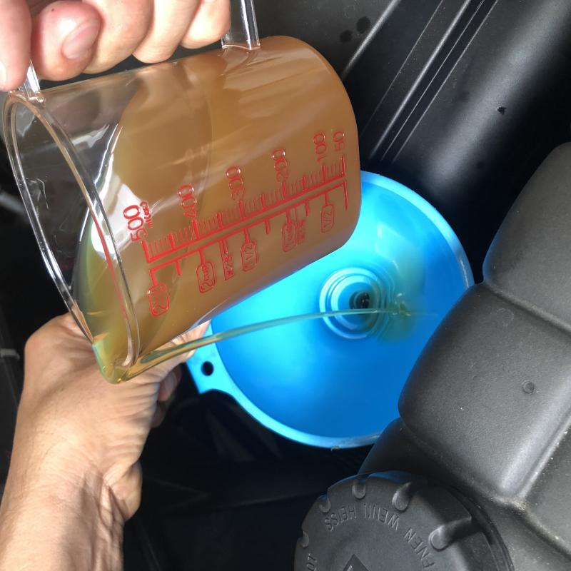 SOD-1Plusを添加します。
SOD-1Plusを添加することで金属摩耗防止、内部洗浄、ゴム・シール類柔軟性回復効果によりオイル由来のトラブルを予防・改善することが出来ます。