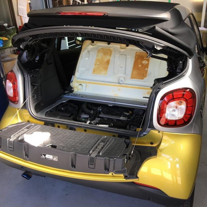 エンジンオイル交換とミッションオイル交換を行ないます。
